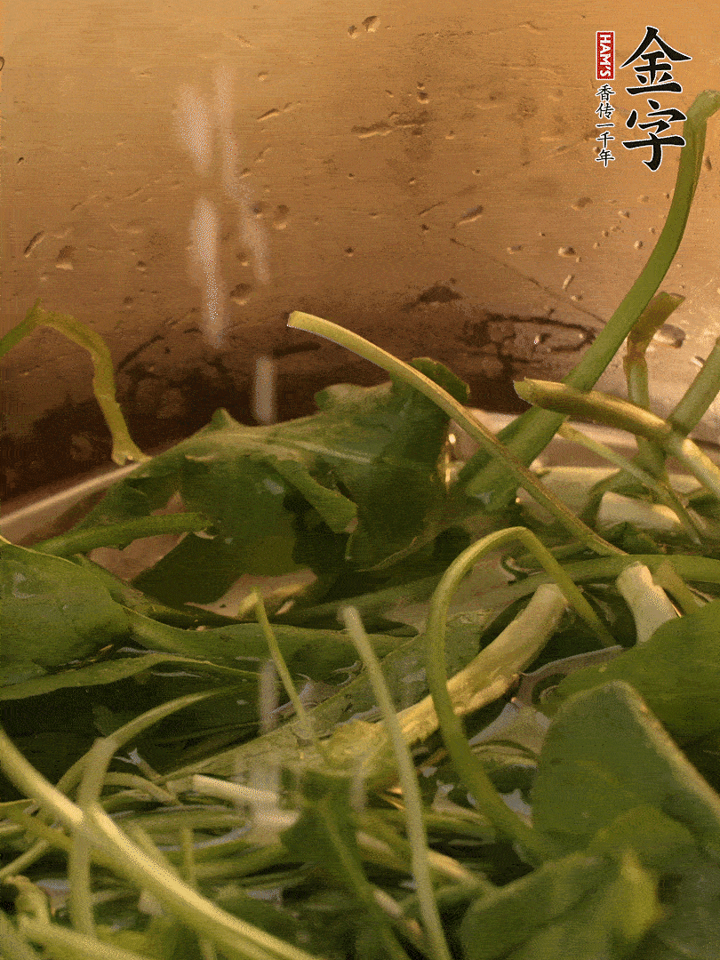 薺菜去掉根部，加小蘇打、鹽熱水沸騰燙軟。