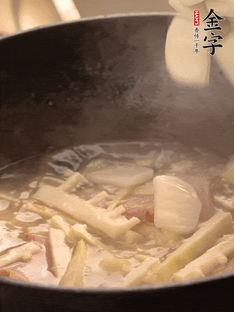加一點開水后，放年糕燜2分鐘至軟。