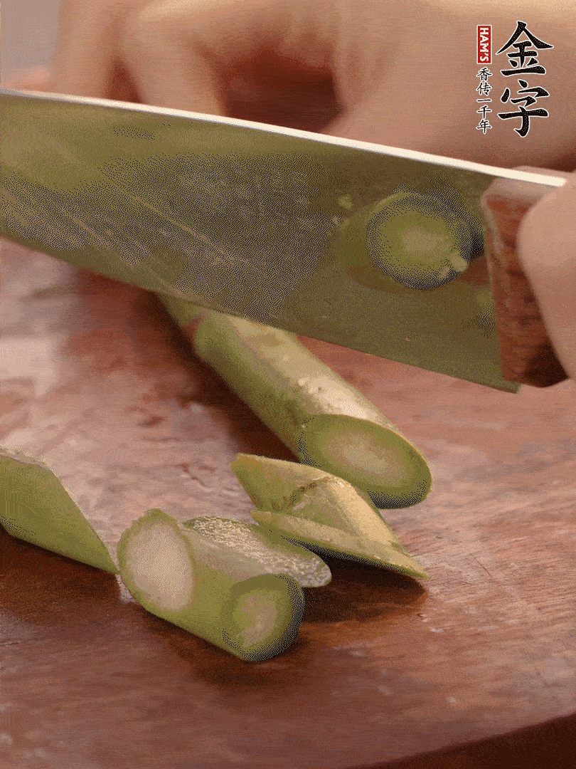 蘆筍去掉底部老的部分，斜切成段。白玉菇去掉根部，日本豆腐切成圓厚片。