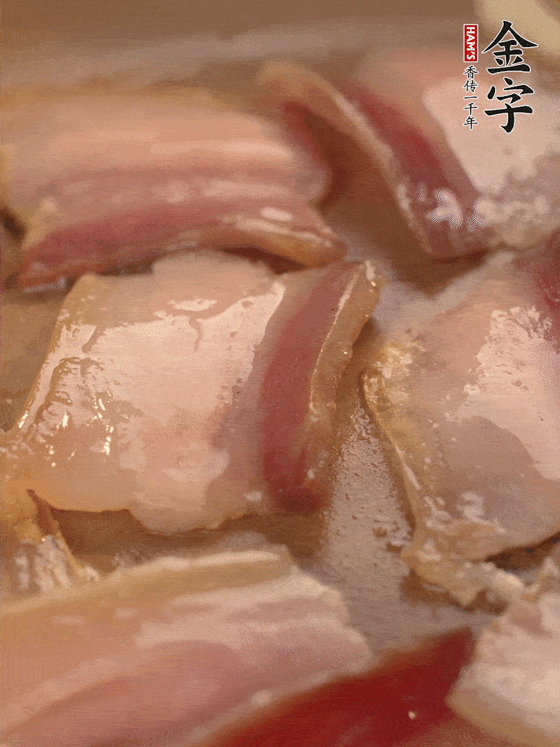 鍋中熱油煸香大蒜、咸肉。