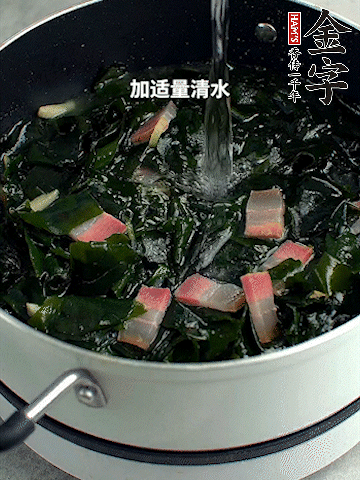 放入泡發(fā)好的裙帶菜翻炒一下，加適量清水燉煮。