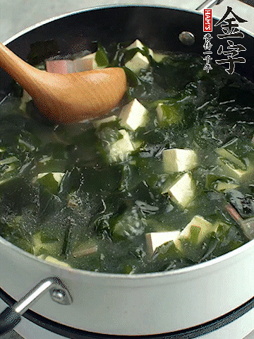煮到沸騰后，再放入豆腐蓋蓋子煮3分鐘。