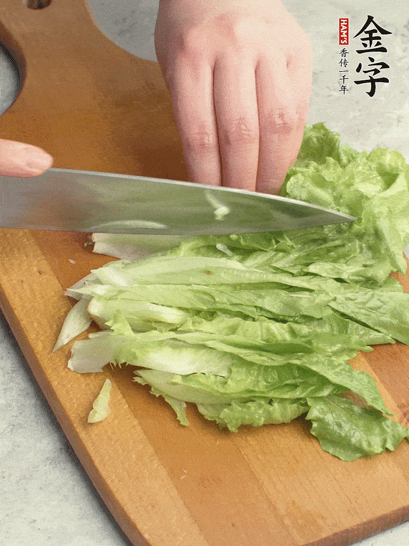 胡蘿卜、生菜、黃瓜切絲。