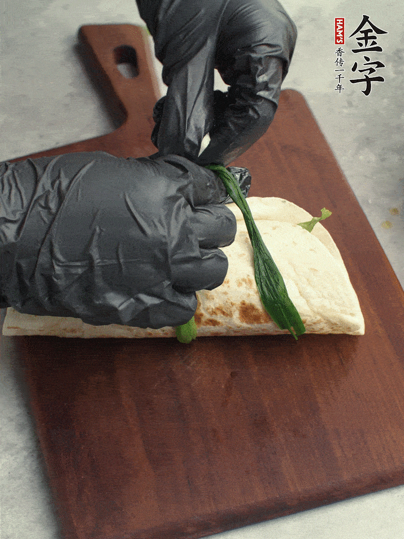 用焯過水的小蔥打結(jié)。