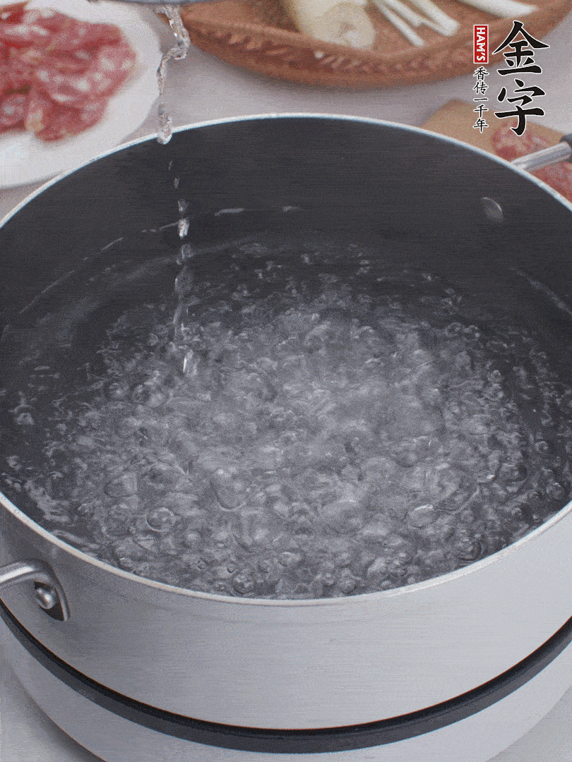 春筍去殼切片，焯水3分鐘。