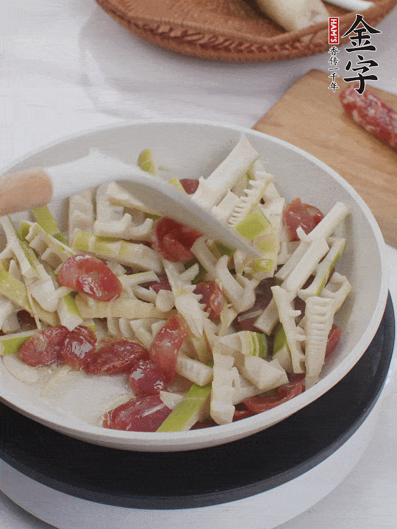下春筍翻炒均勻，一小撮鹽調(diào)味。
