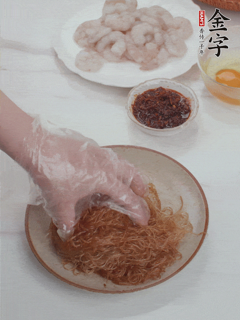 粉絲泡軟后，入沸水煮10秒，撈出后加1/2勺老抽、1/2勺食用油挑松。