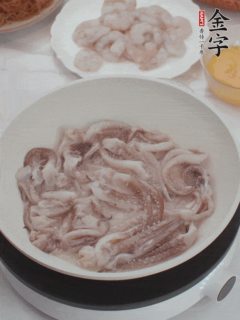 蝦仁、魷魚滑油，蛋液炒制半熟。
