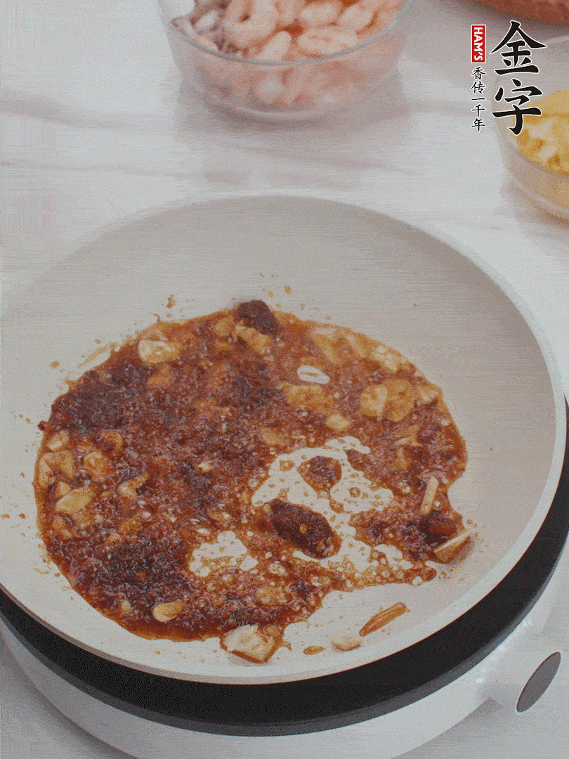 冷鍋熱油，1大勺金字火腿XO醬、蒜末炒香，倒粉絲一起炒。