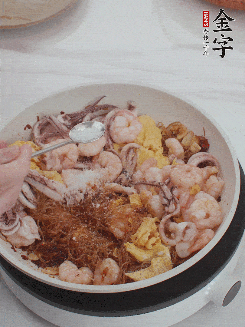 加雞蛋，蝦仁，魷魚混合。