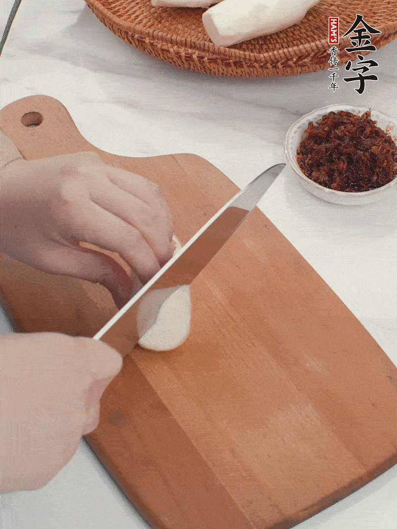 茭白剝殼，洗凈后切滾刀塊。