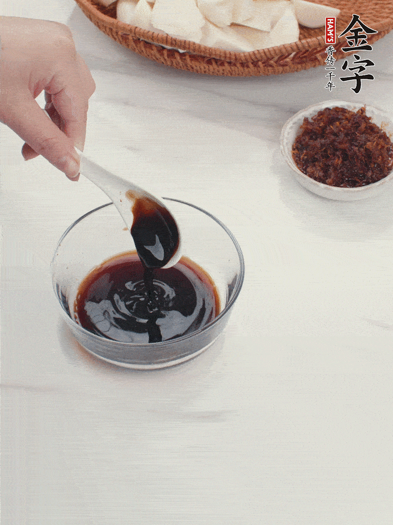 將生抽、老抽、黃酒和白砂糖在小碗里調(diào)成味汁。
