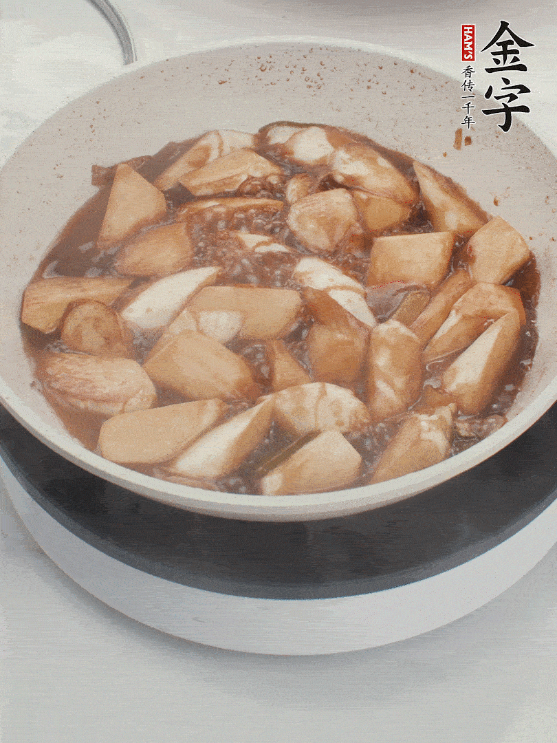 待茭白煸到微微發(fā)黃加入調(diào)好的味汁翻炒。加一小碗清水蓋蓋子燜3-4分鐘。