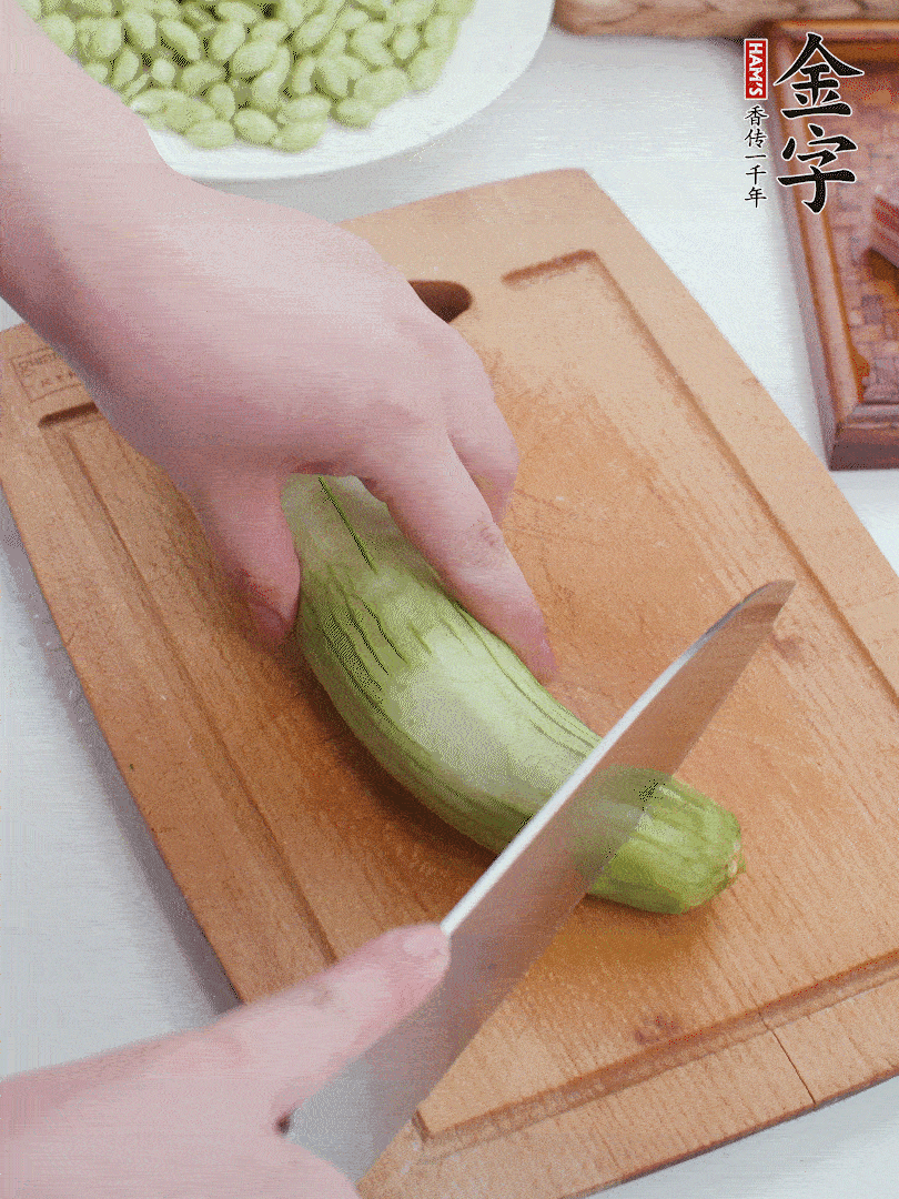 絲瓜去掉外皮，去掉兩端，切成滾刀塊。