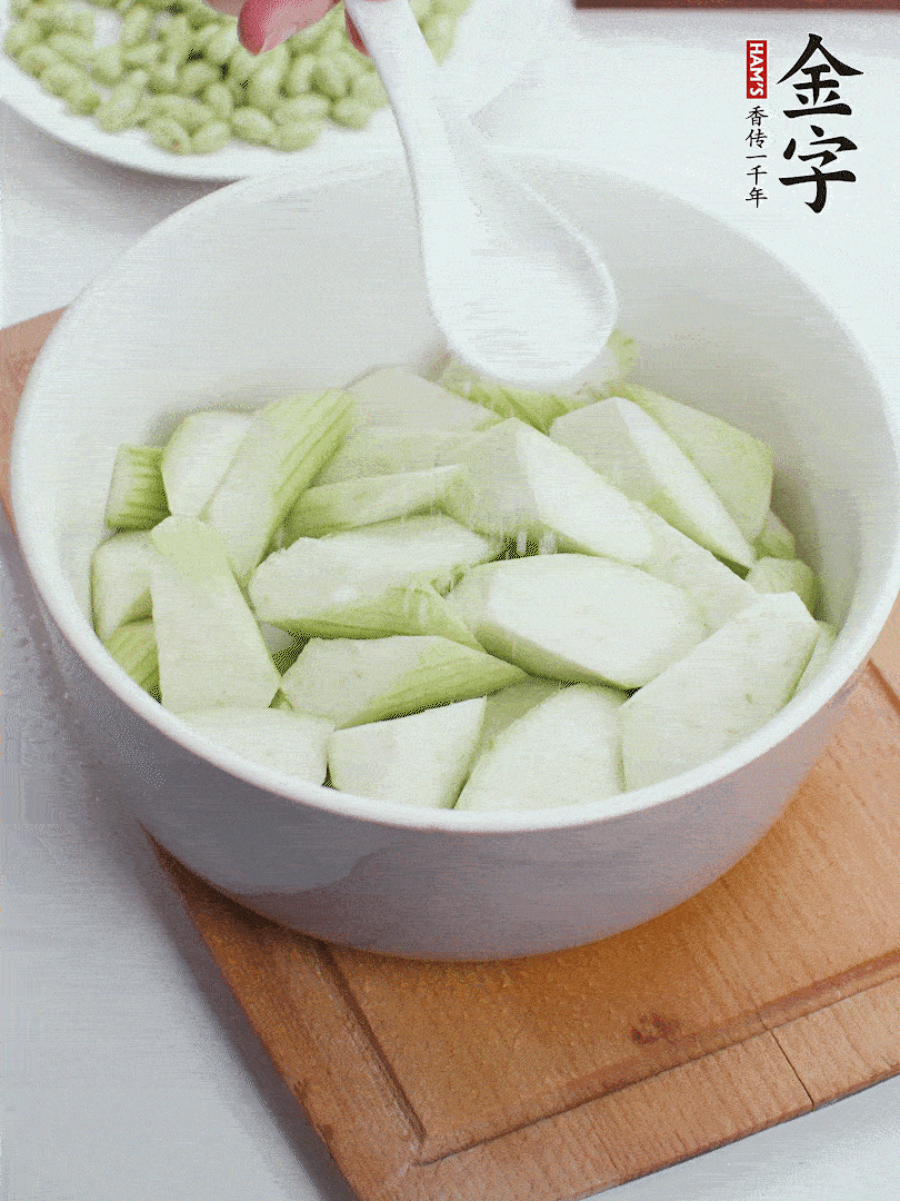 水中加1勺鹽浸泡，防止變黑。