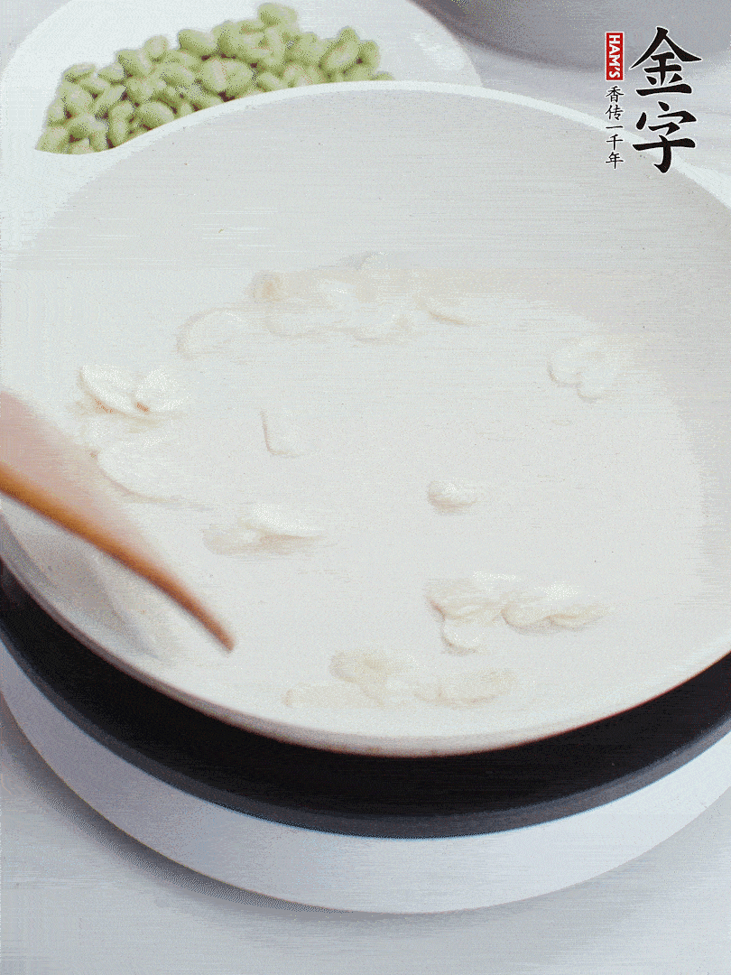 金字淡咸肉煮15分鐘，撈出切片。油5成熱時，蒜末、咸肉爆香。