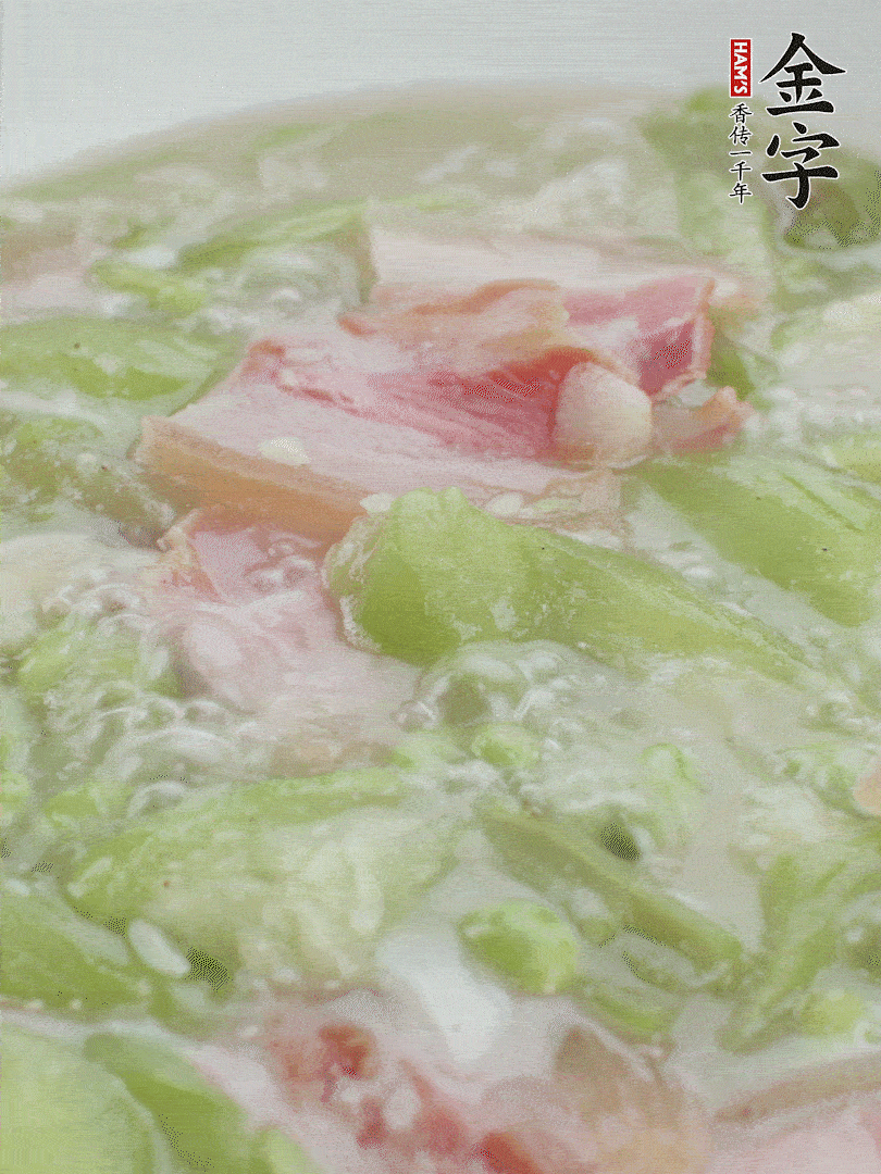 加一點熱水、白胡椒粉、雞精翻炒1分鐘。