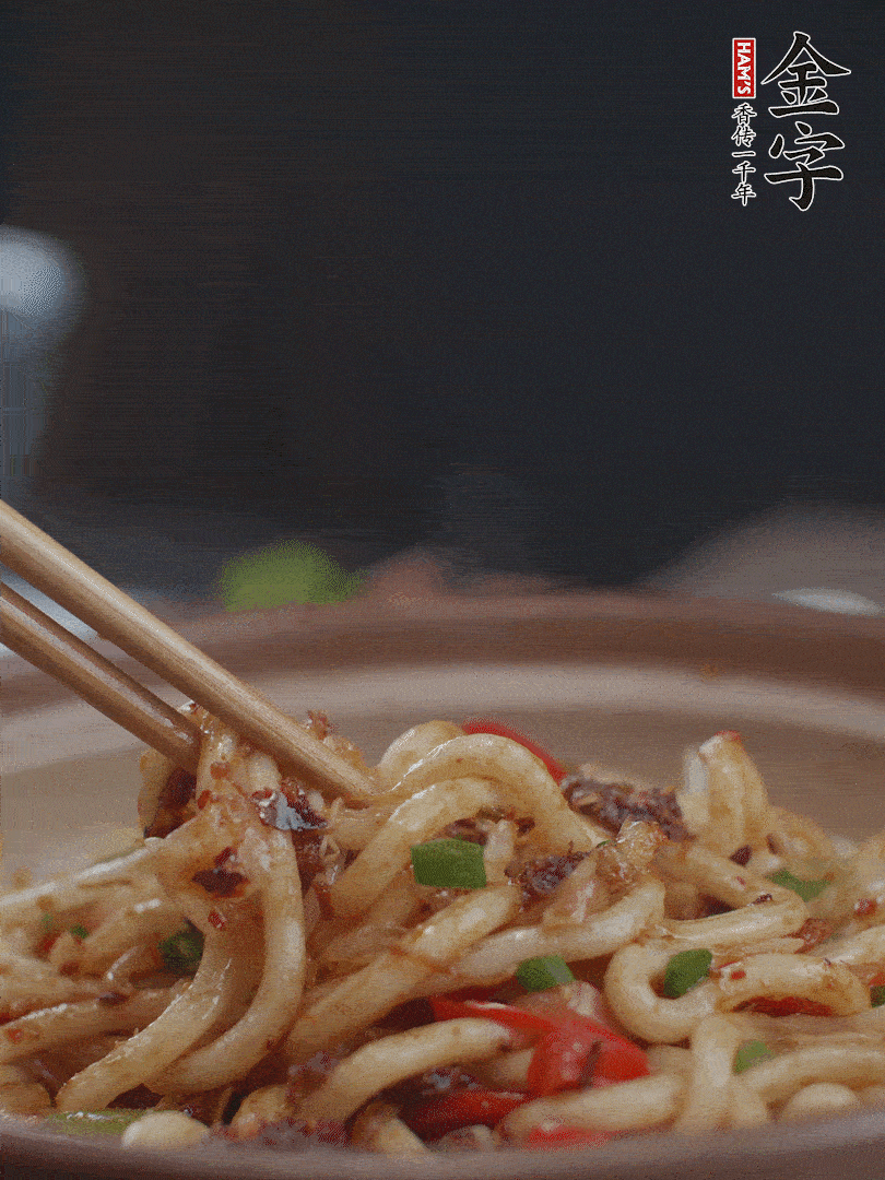 一小撮鹽調(diào)味。最后可以點綴香蔥段。