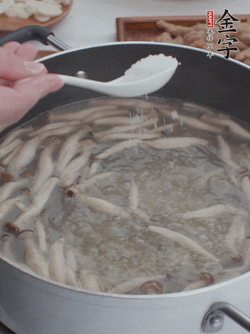 1勺鹽、一點胡椒粉調(diào)味。