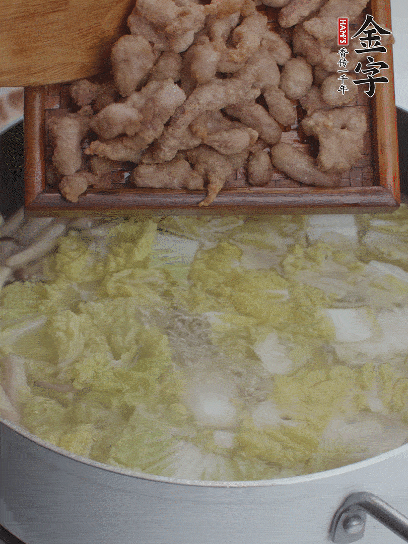 水開后煮10分鐘，下娃娃菜、小酥肉煮3分鐘。