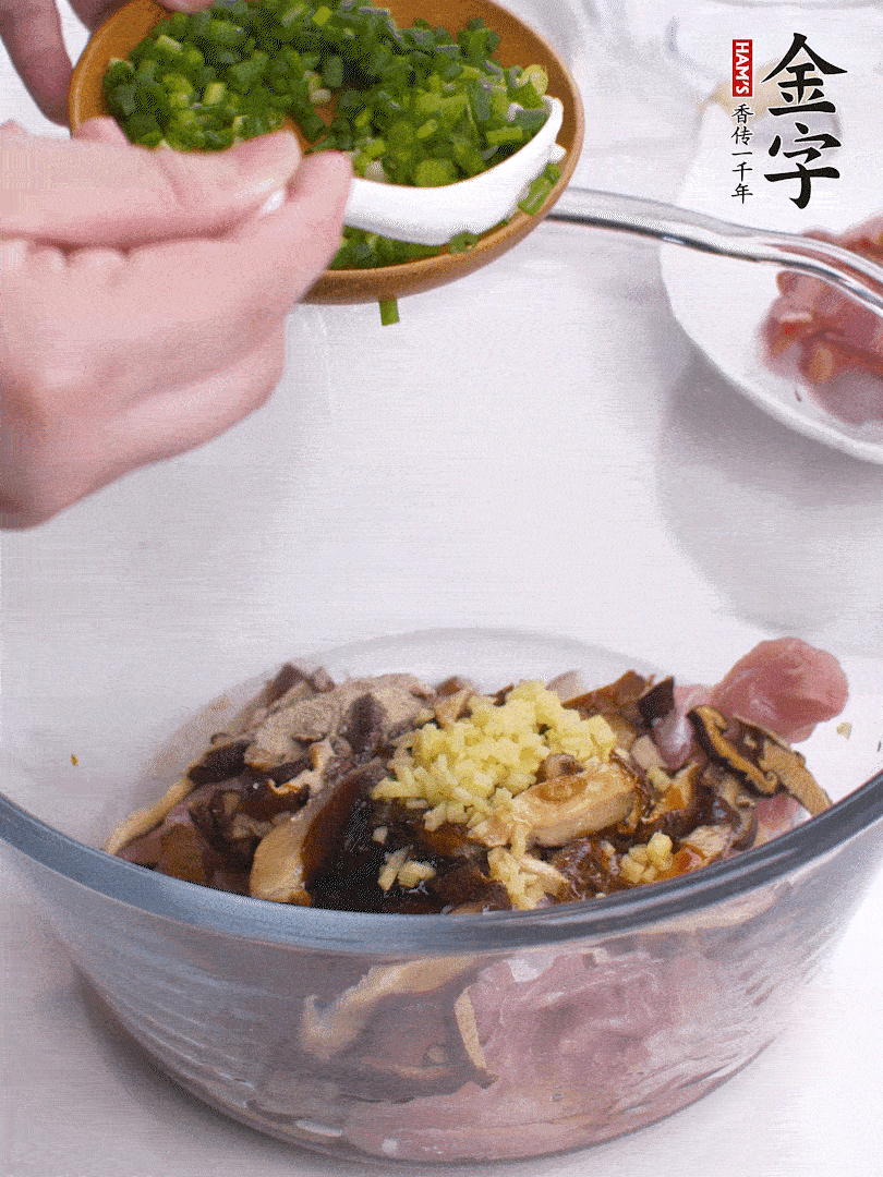 雞肉、香菇混合，加清水1/3杯、料酒1勺、蠔油1勺、鹽1勺、糖1/4勺、白胡椒1/4勺、食用油1勺、香油1/4勺、姜末、蔥花，攪拌均勻腌制2小時。