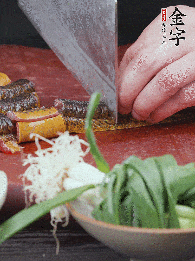 黃鱔去內(nèi)臟洗凈，切花刀斬段。沸水下鍋，加黃酒焯水去血沫。