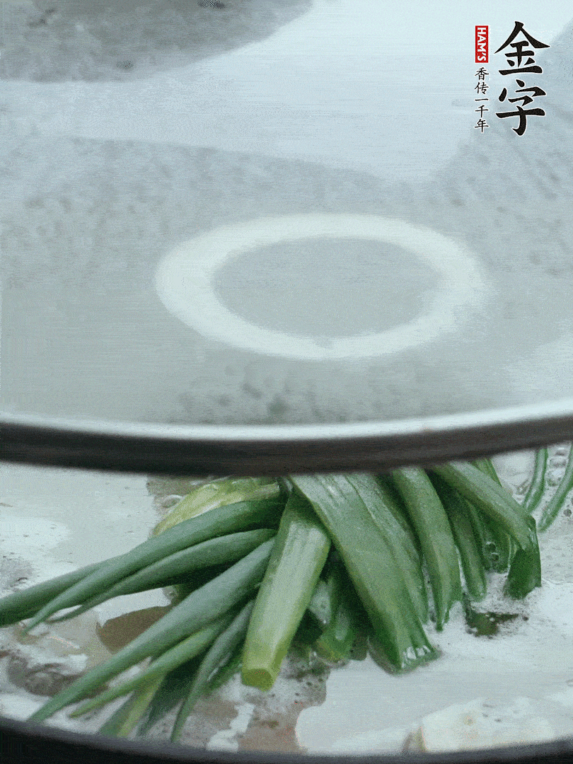 加蔥結(jié)去腥，大火開后中火燒20分鐘。