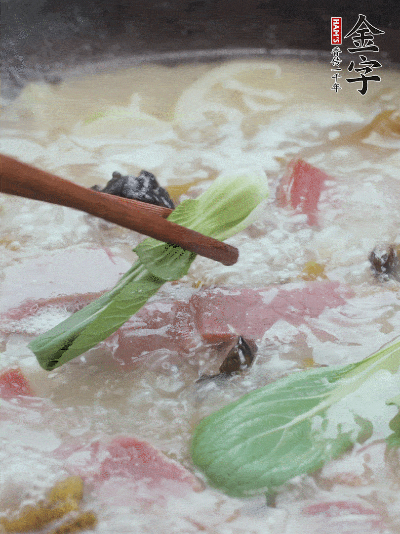 撈出蔥結(jié)，小菜心點(diǎn)綴。