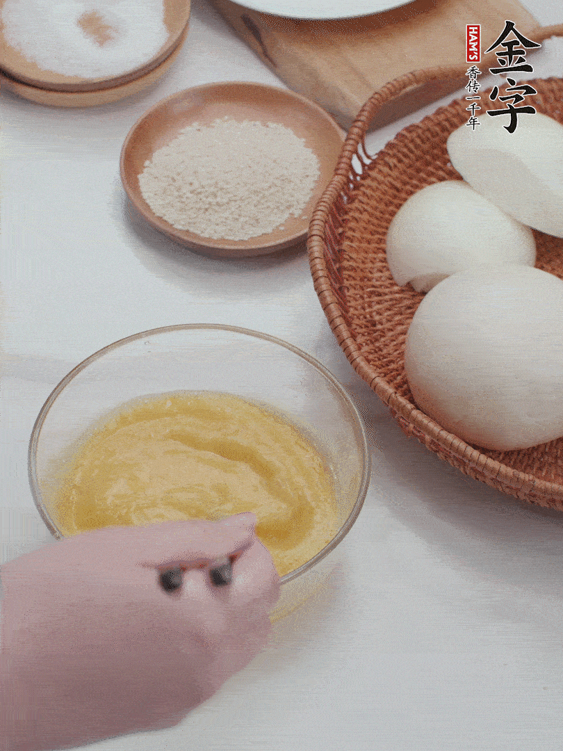 2個(gè)雞蛋加入1小勺鹽、1/2小勺胡椒粉打散。