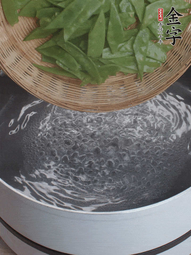 甜豆莢撕掉老筋，斜切兩半，焯水1分鐘。
