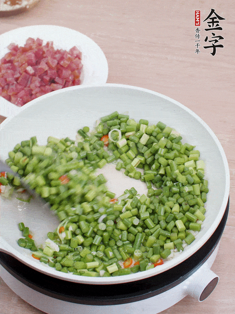 下蒜苔丁、一點鹽翻炒。