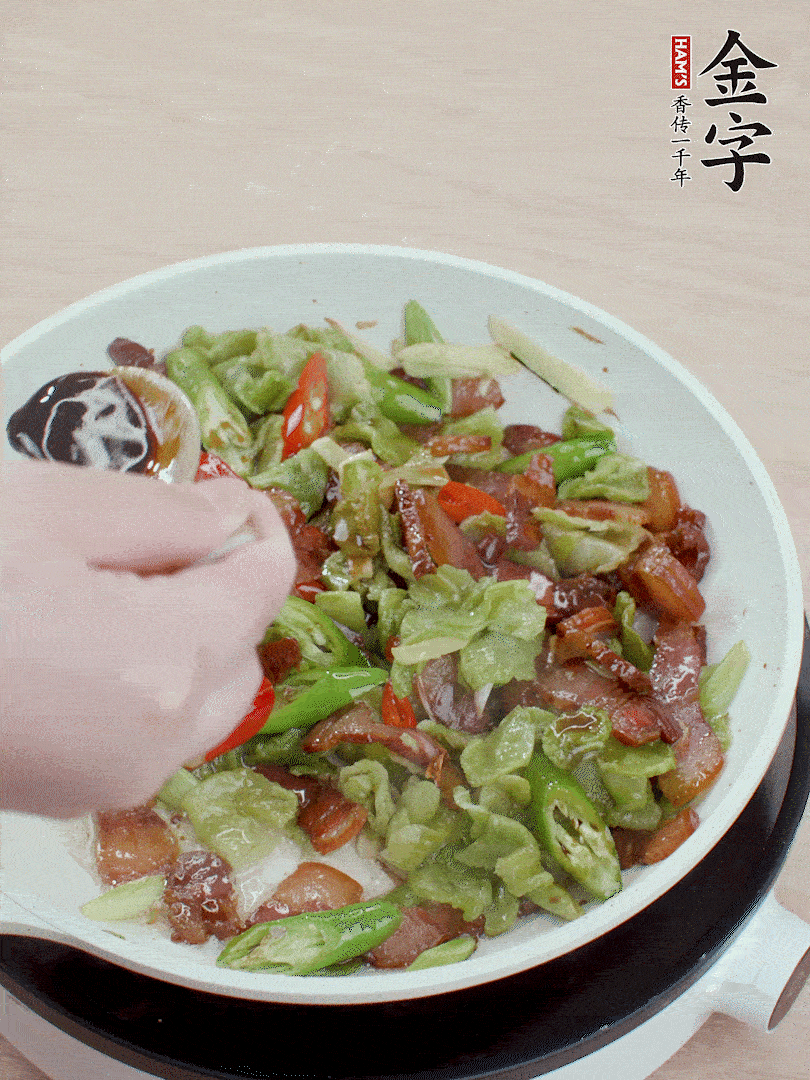 2勺生抽調(diào)味，最后撒蒜葉。
