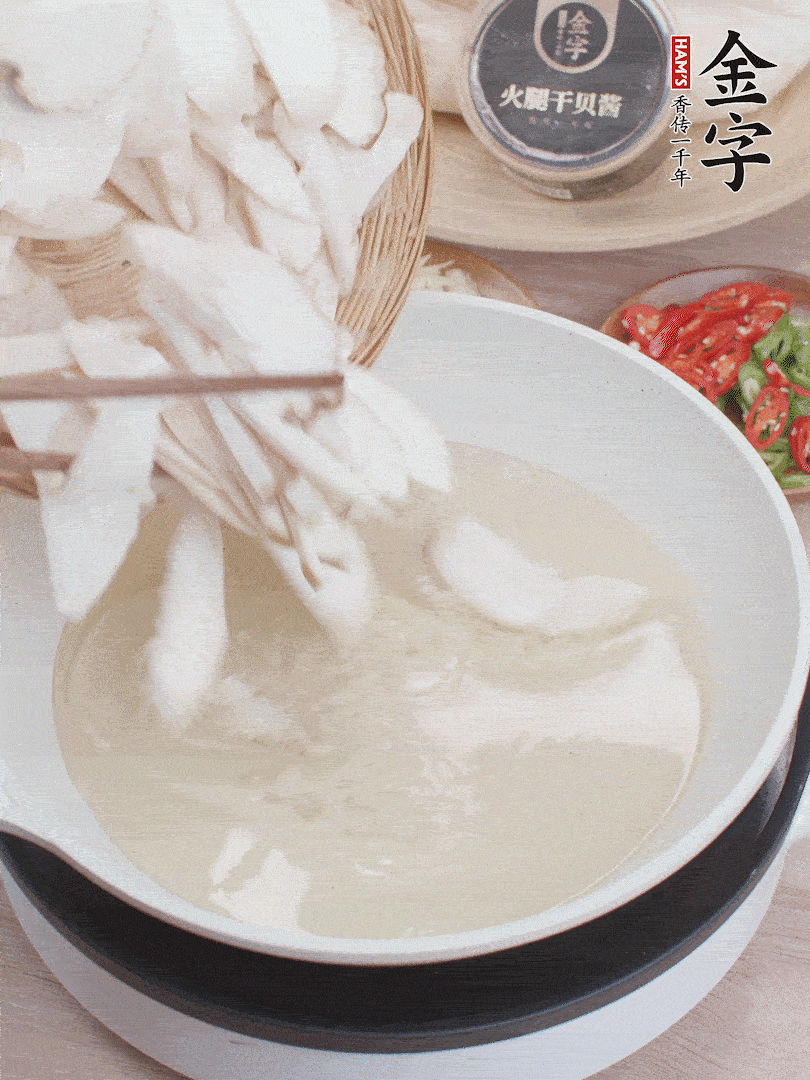 杏鮑菇切成片，油溫7層熱炸2分鐘。