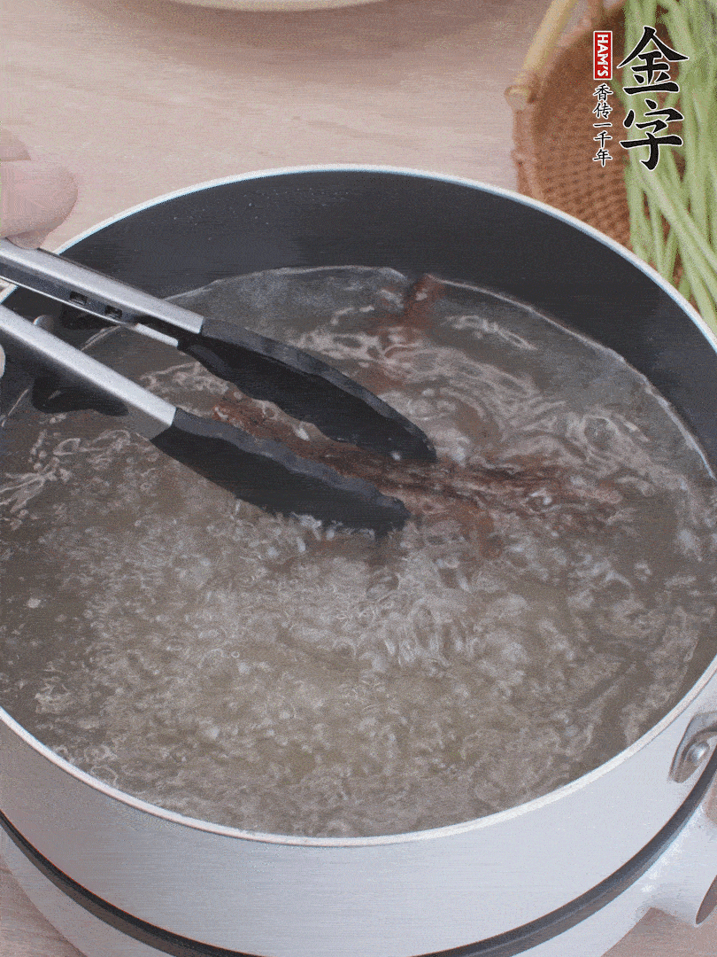 金字醬油肉下鍋煮10分鐘，切薄片。