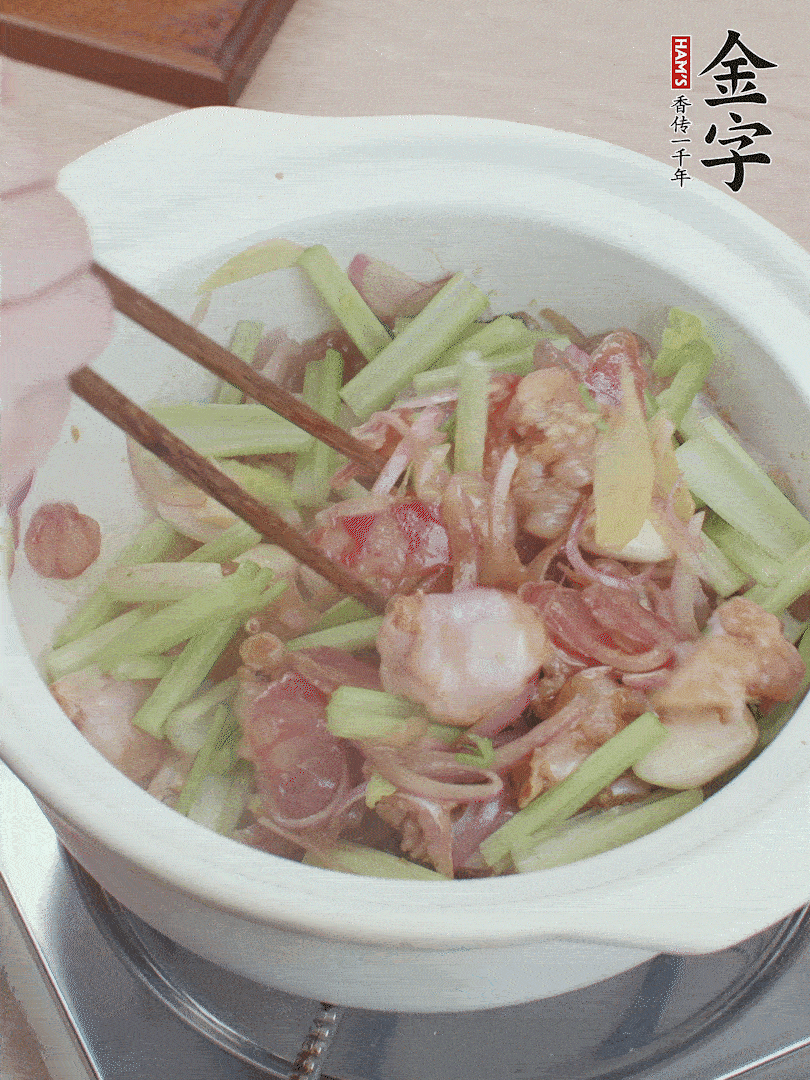 下牛蛙、芹菜、香腸翻炒。