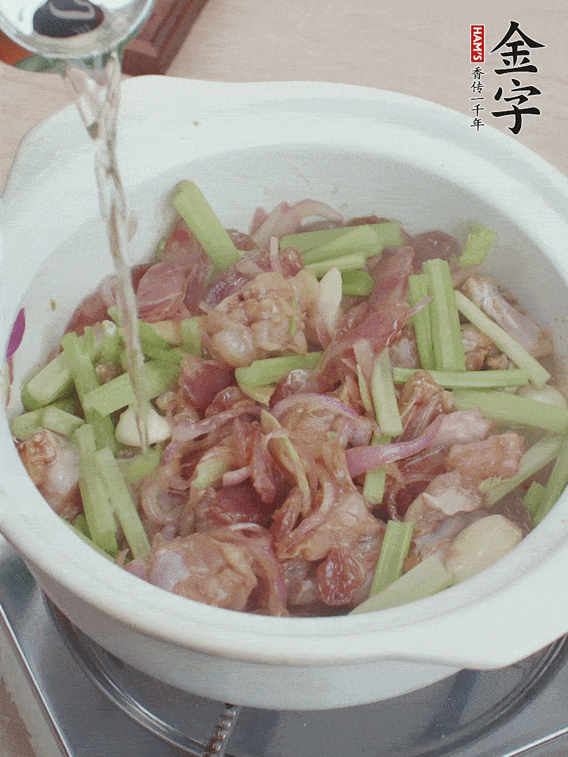 牛蛙變色后，淋點啤酒，加蓋后調(diào)小火燜10分鐘。
