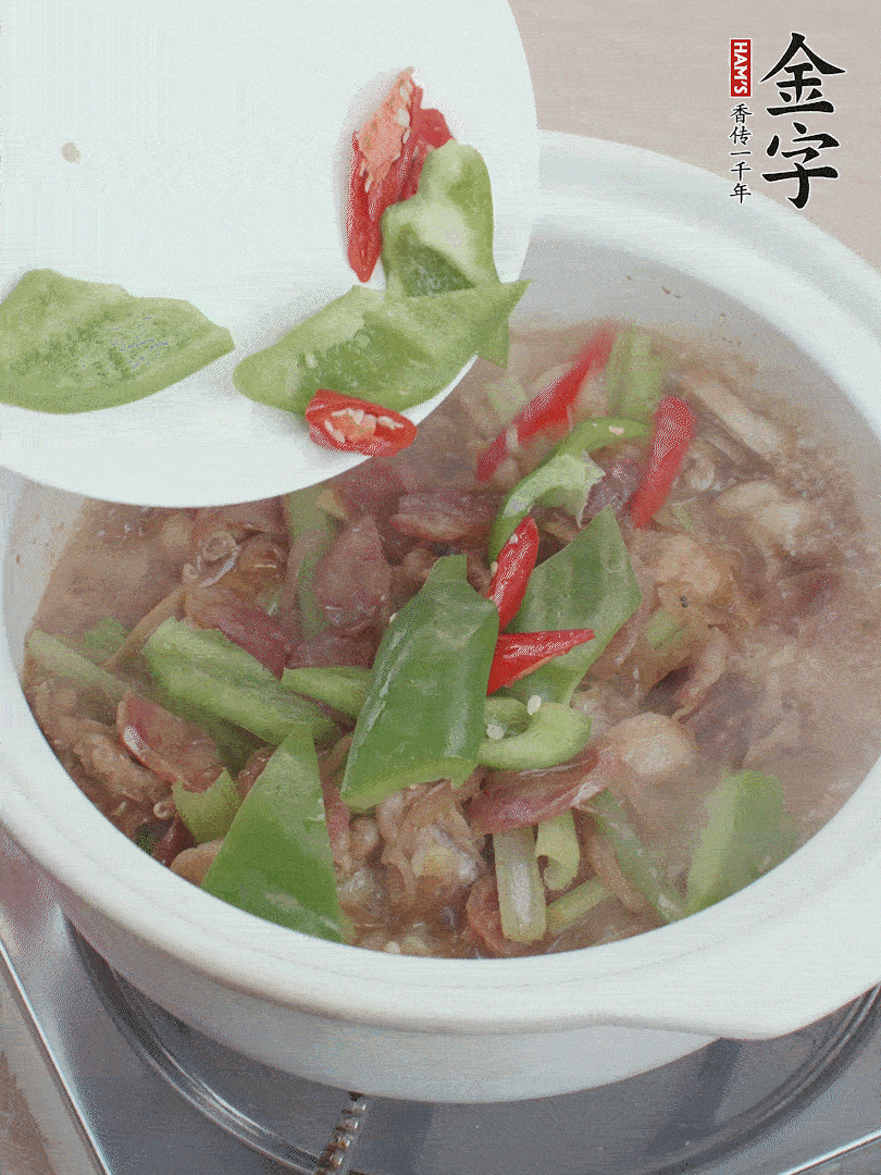 下綠菜椒，翻炒1分鐘。