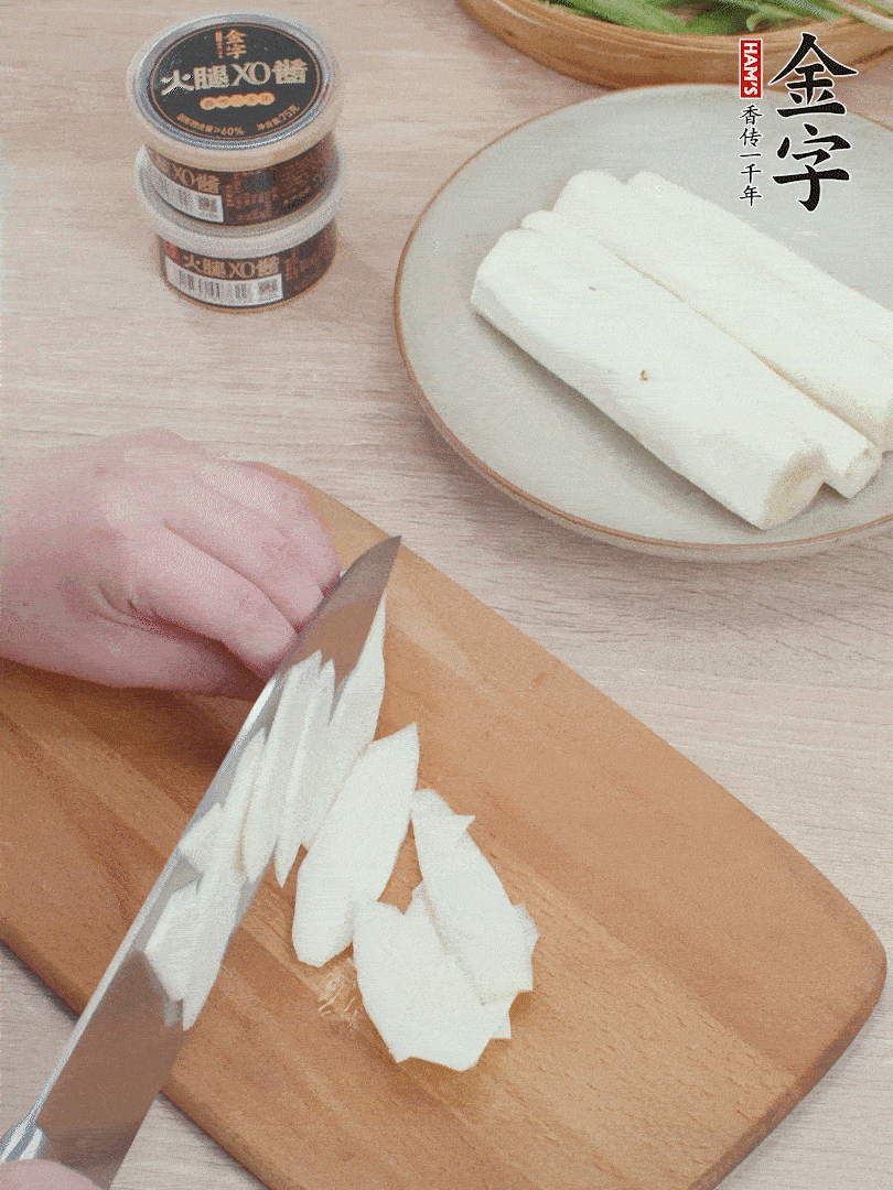 鐵棍山藥去皮，斜刀切片。