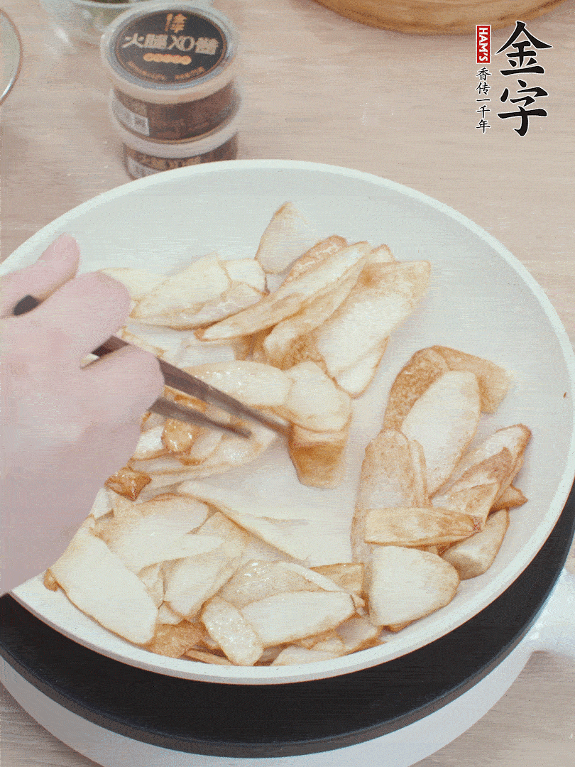 鍋中熱油，山藥煎至兩面金黃。