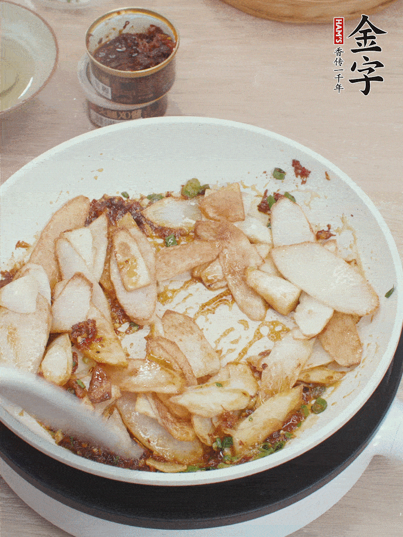 下山藥炒勻，撒蔥花。
