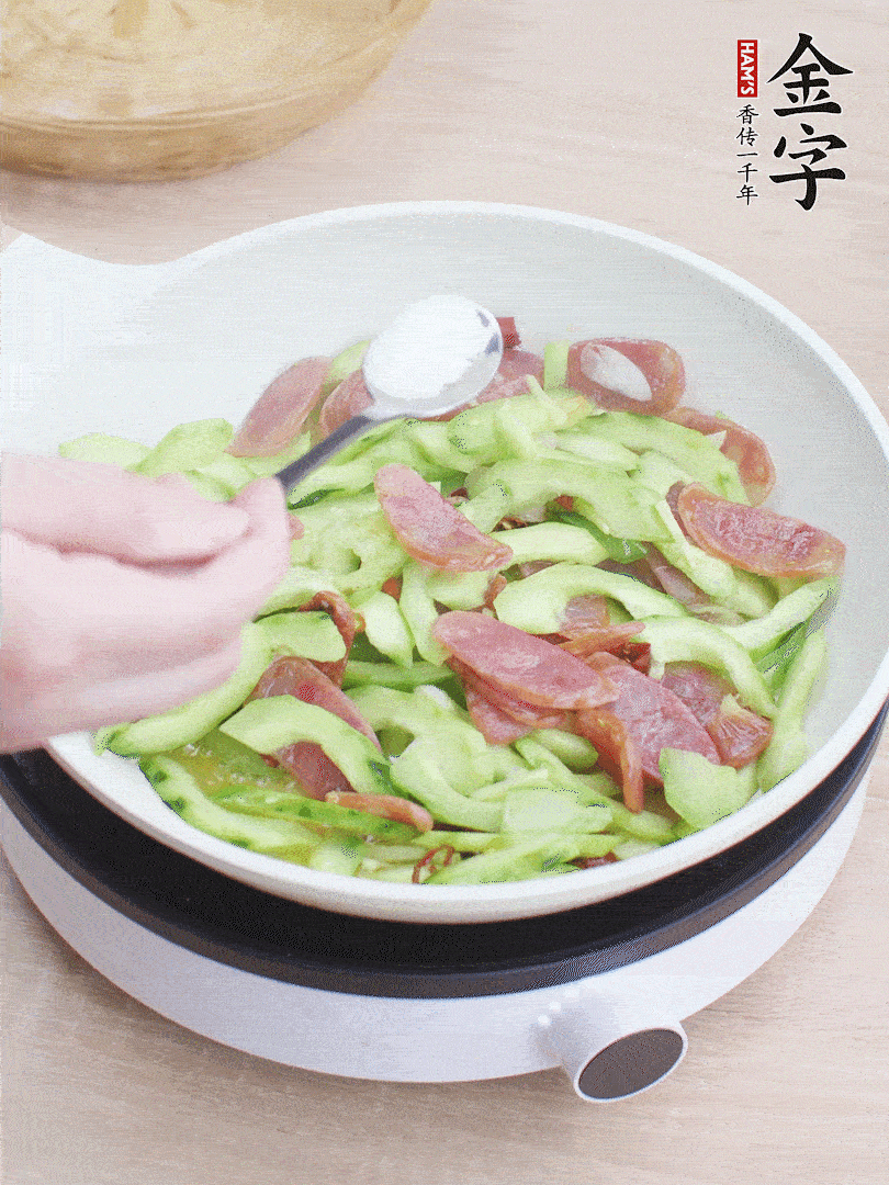 淋點(diǎn)開水，半勺白糖、1勺生抽調(diào)味。