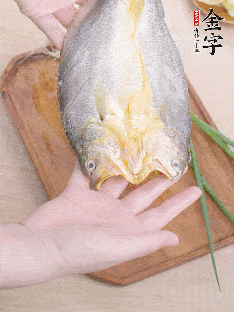 黃魚背部開刀，洗凈切花刀。適量鹽涂抹魚身兩面。