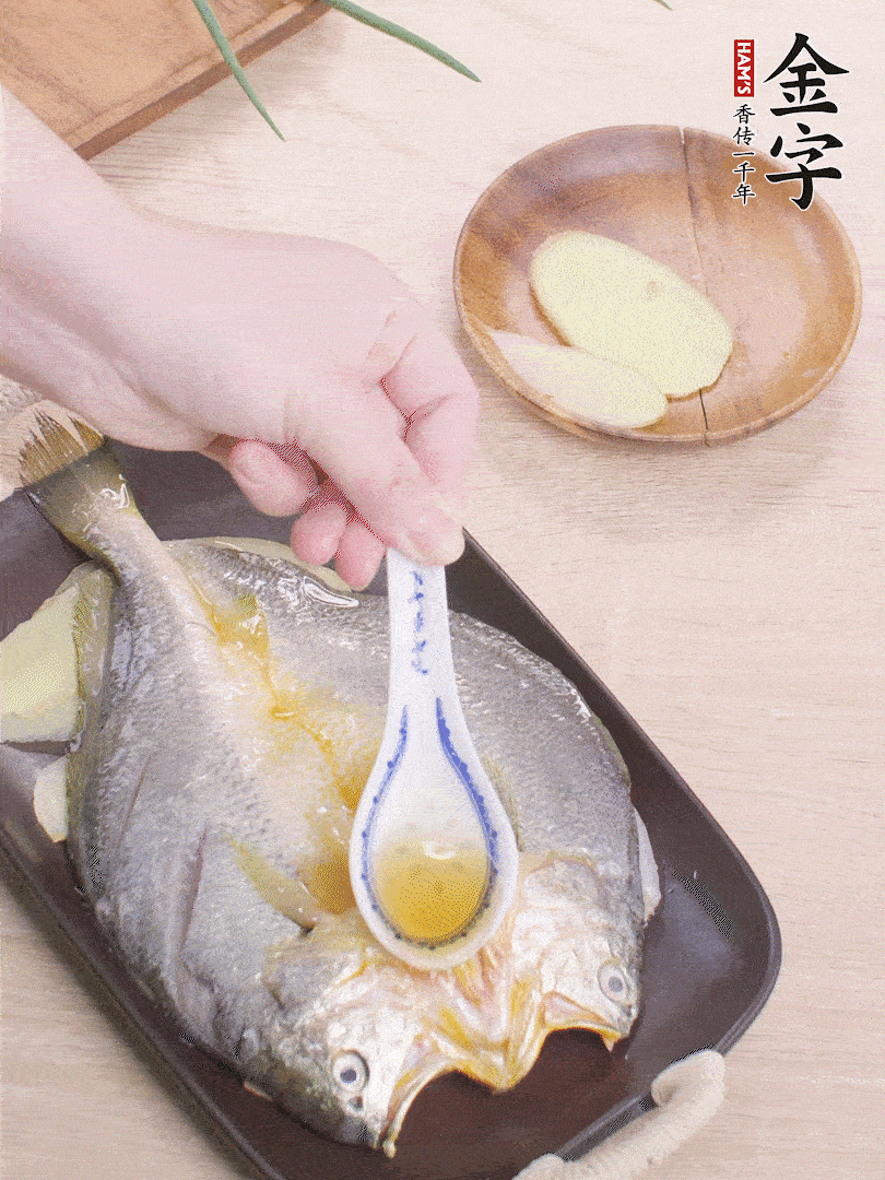 盤底鋪姜片，放黃魚，淋2勺料酒。