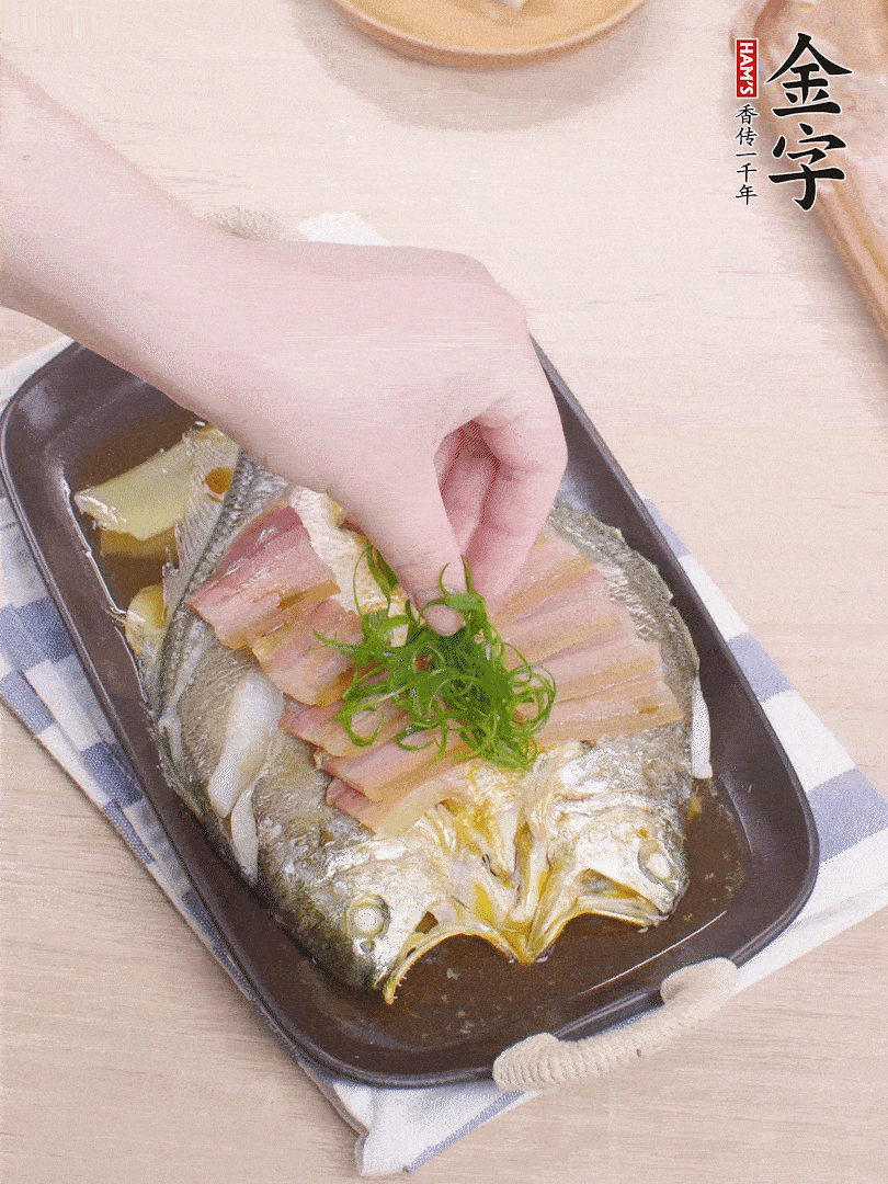 取出姜蔥，淋2勺蒸魚豉油，擺蔥絲。