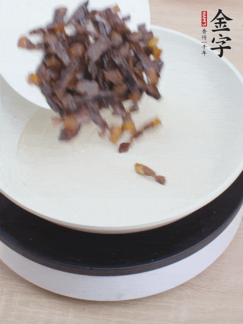 油熱倒醬油肉，編出香味。