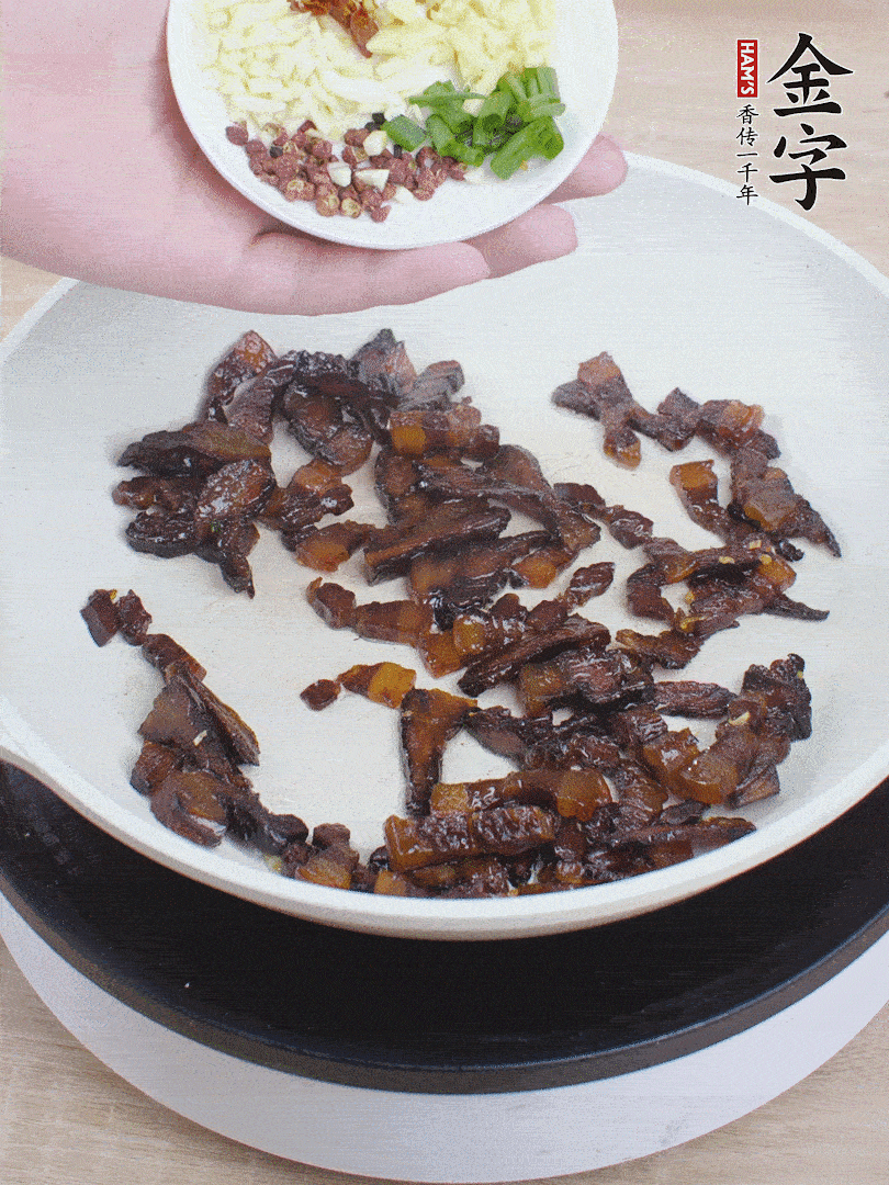 下蔥姜蒜、干辣椒、花椒粒炒香。