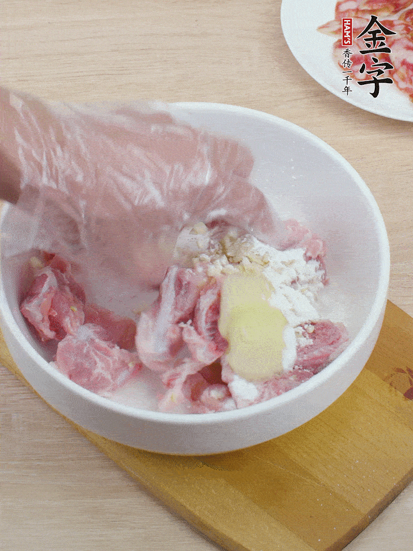洗凈的小排，加鹽、姜、蒜末、淀粉、胡椒粉抓勻，腌制15分鐘。