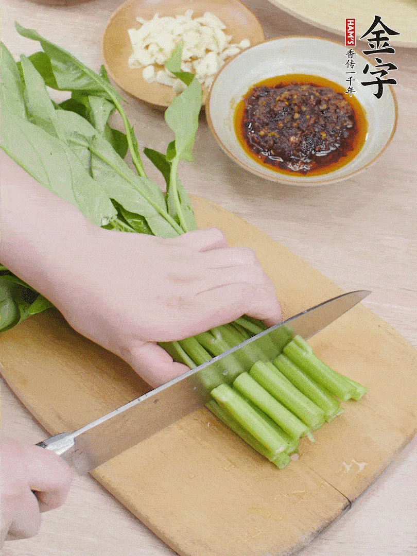 空心菜切段，大蒜拍碎切末。