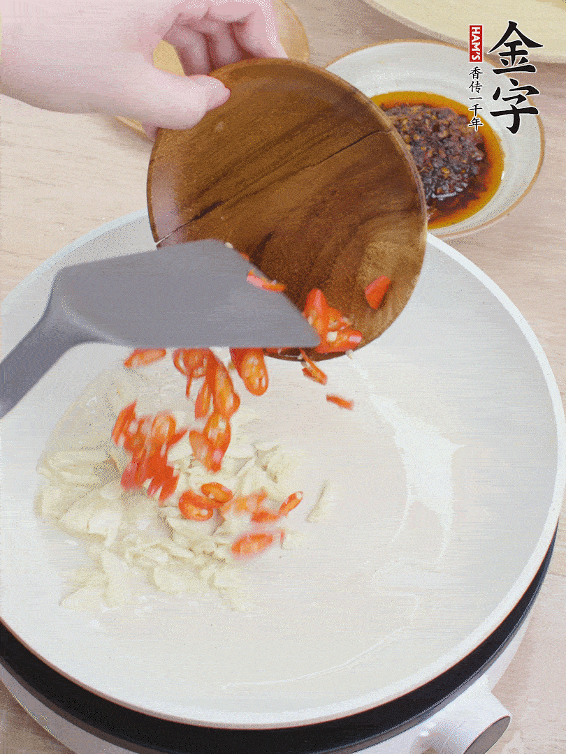 油熱煸香蒜末、辣椒。