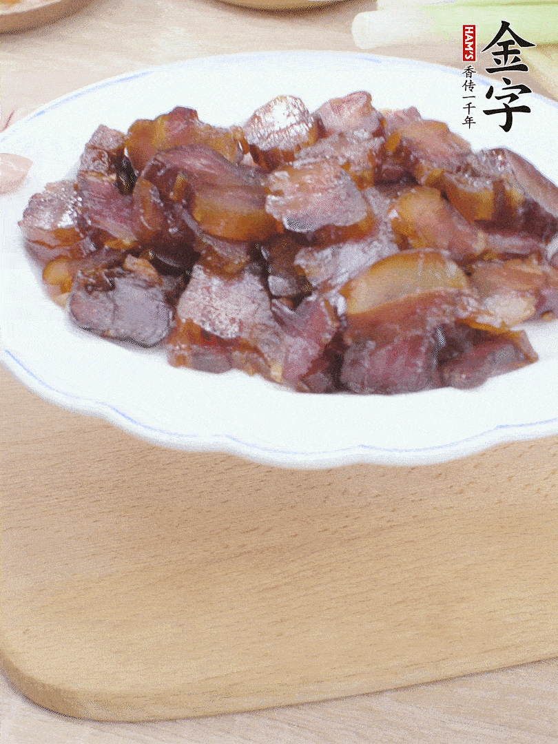 金字醬油肉水煮15分鐘，切薄片。